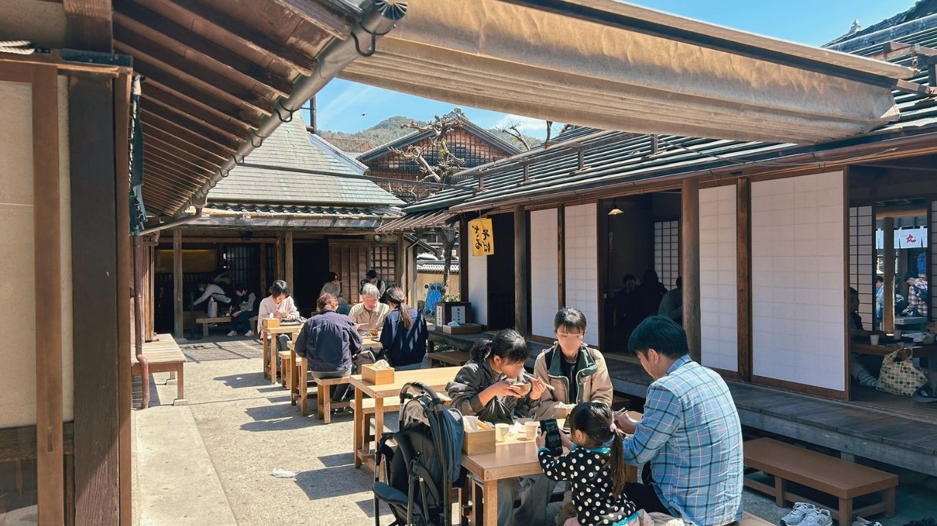 和風建築の屋外で食事する人々