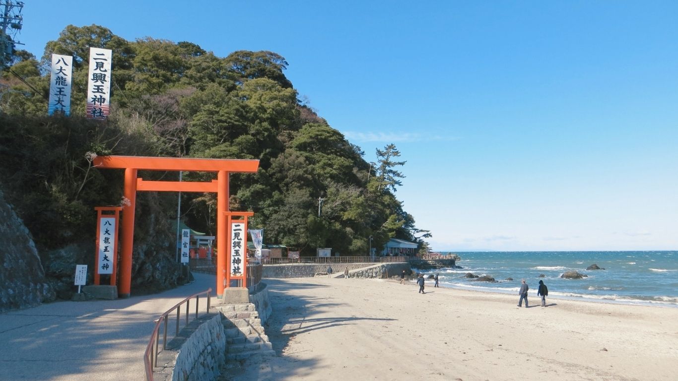 二見興玉神社の赤い鳥居と砂浜