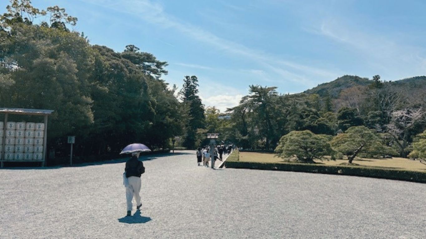内宮参道を歩く参拝者