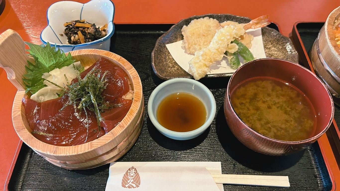 まぐろ漬け丼と天ぷらの定食
