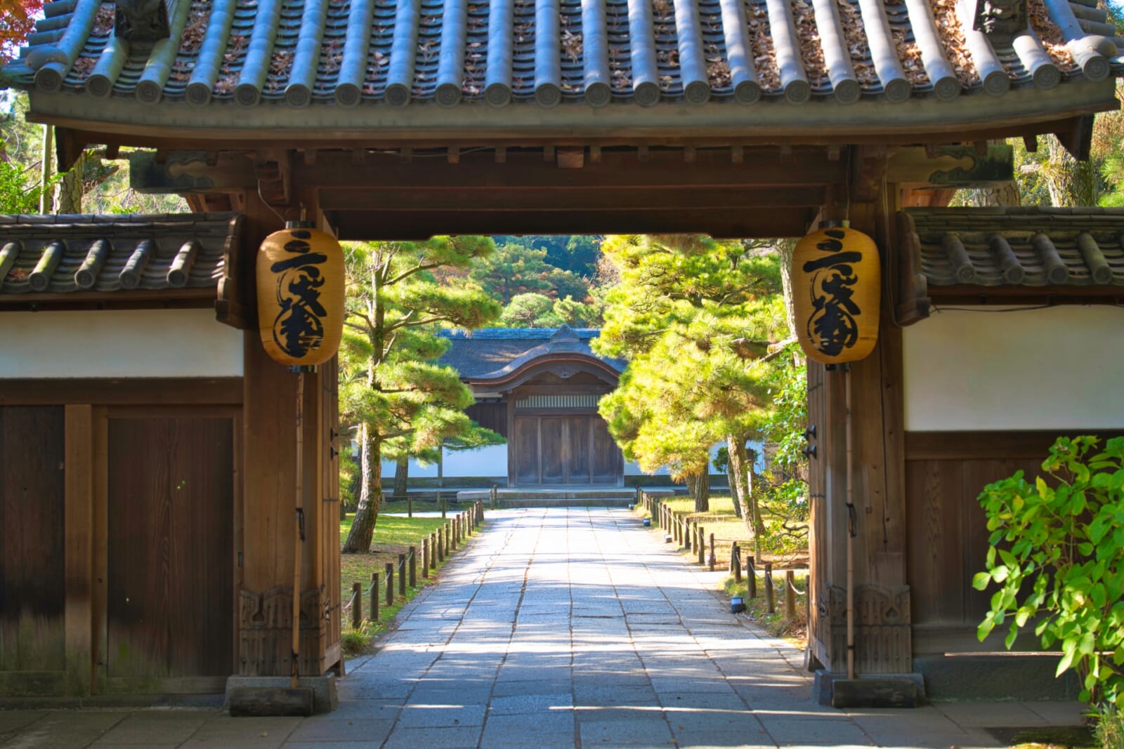三渓園の山門