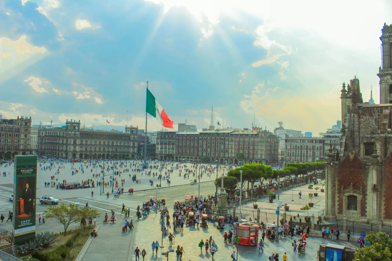 メキシコ国旗が揚げられるソカロ広場（Plaza de la Constitución）