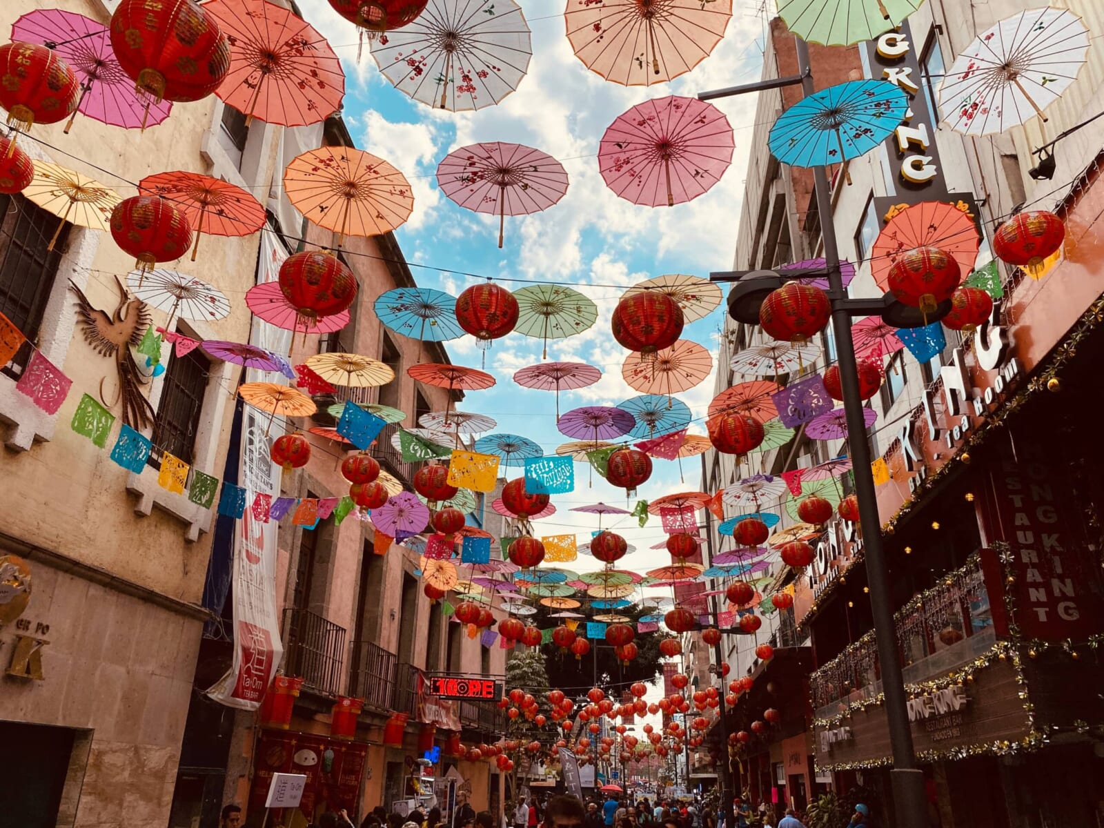 歴史地区にあるチャイナタウン（Barrio Chino）のカラフルな装飾