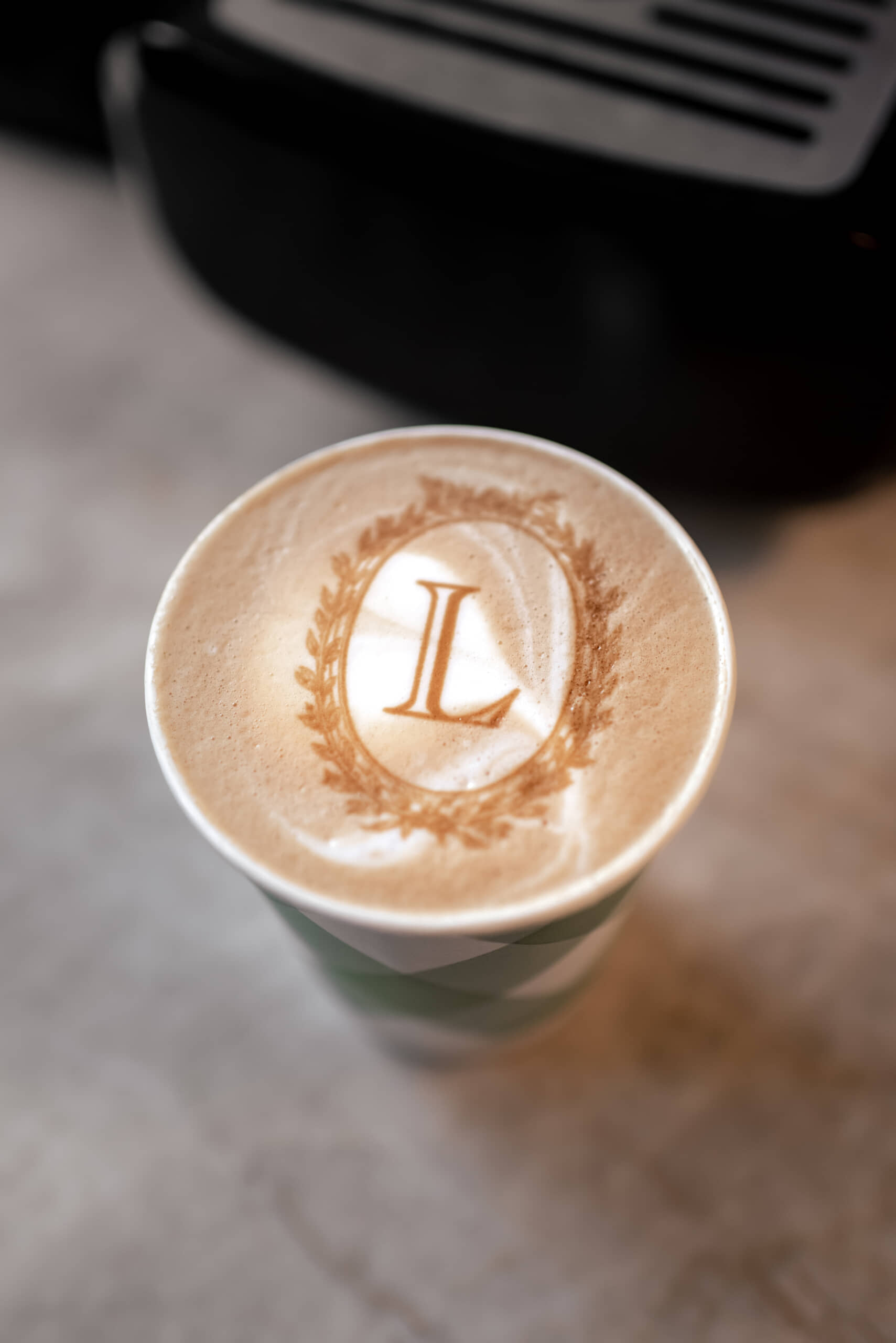 Laduréeのロゴをミルクフォームにのっているコーヒー