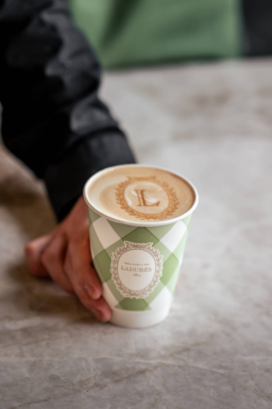ペーパーカップに入ったカプチーノ