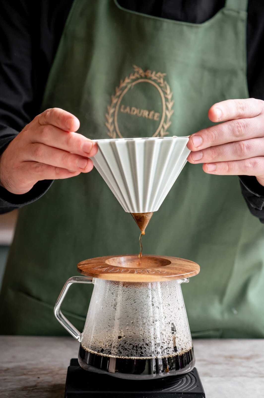 バリスタがドリッパーを持っている様子