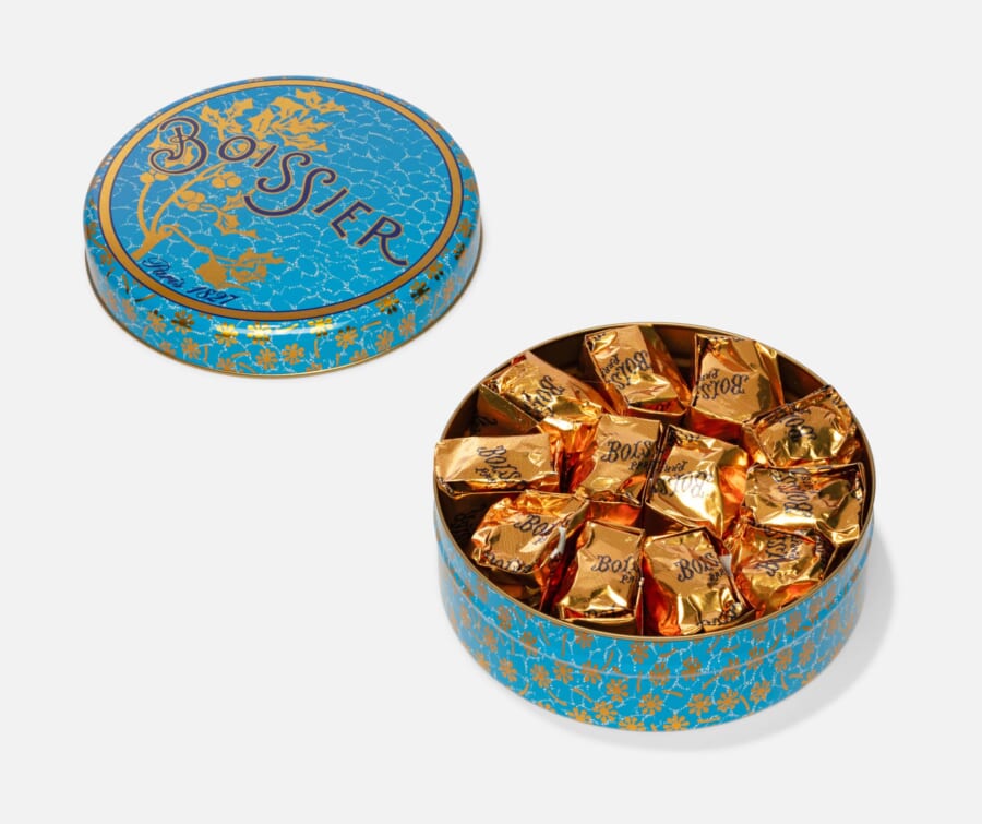 ターコイズブルーの缶に入ったチョコレート菓子