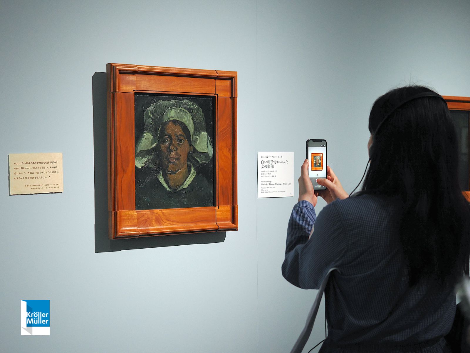 来場者がスマートフォンで作品を撮影している様子
