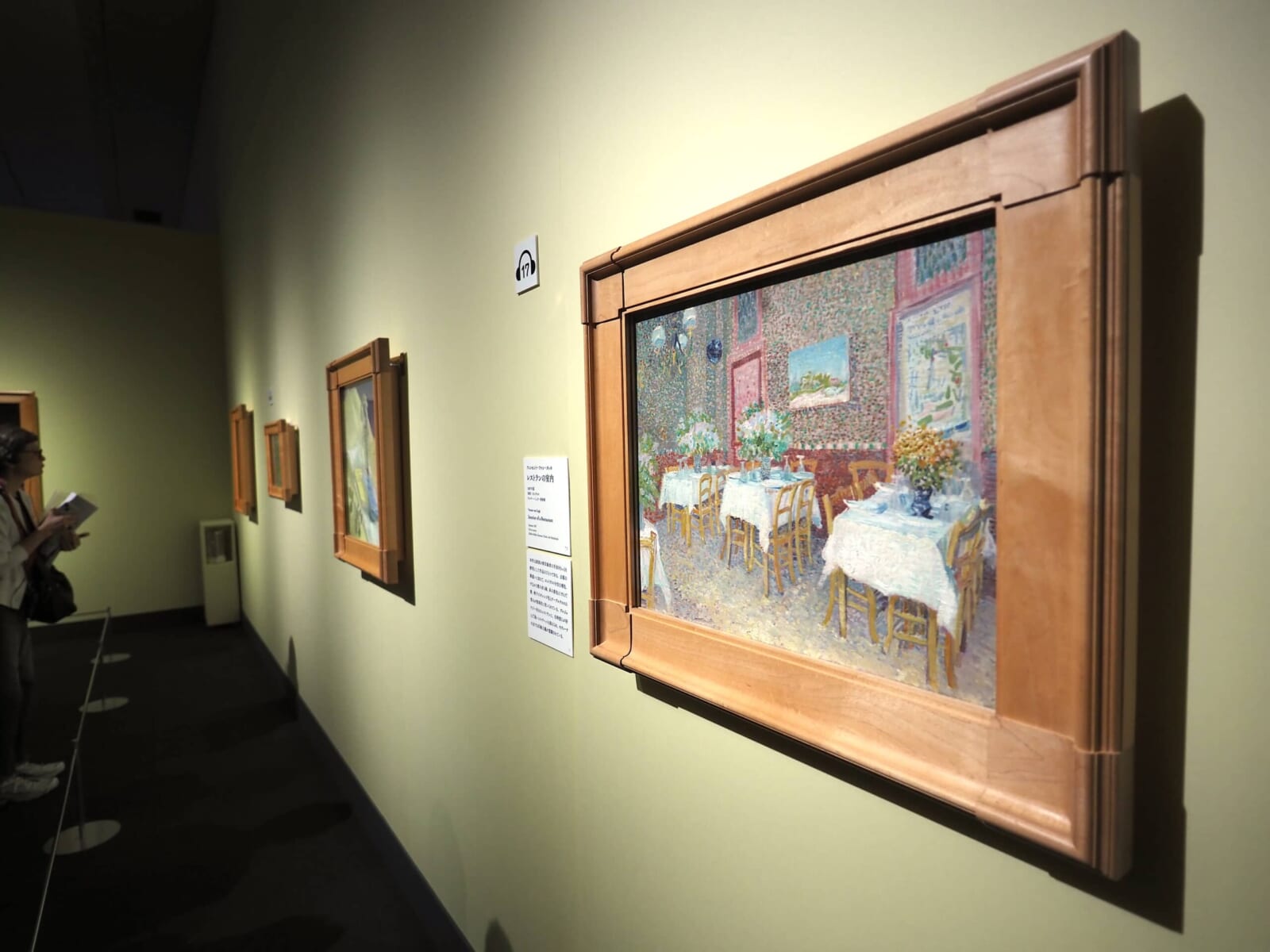 複数の作品が並ぶ展示室