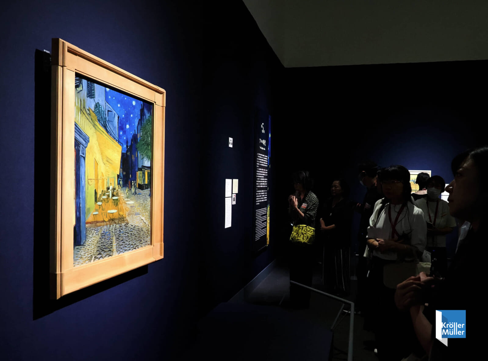 多くの来場者が集まる展示室