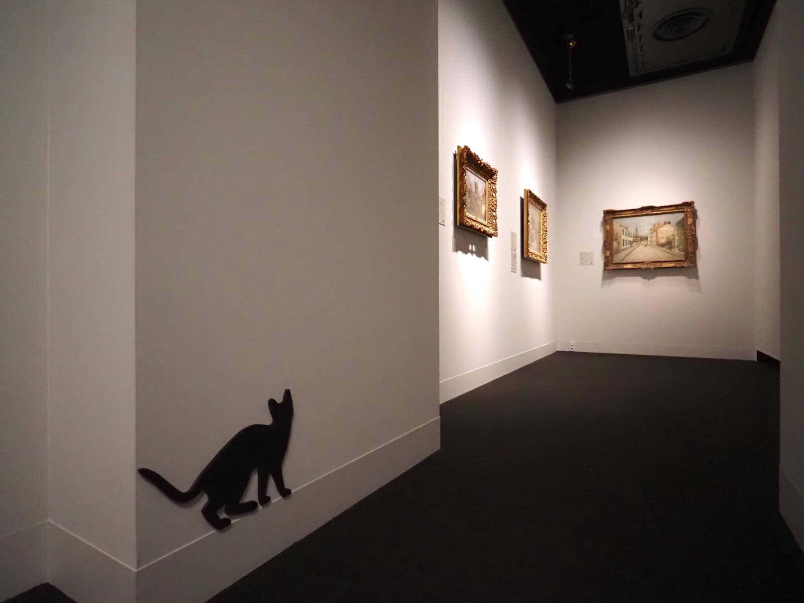 黒猫のシルエット装飾がある展示室の角
