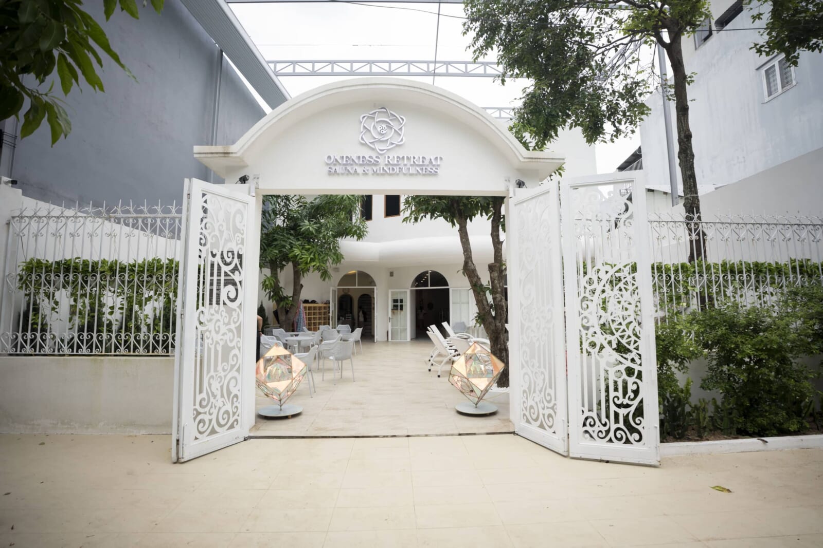 Oneness Retreat サウナ施設の白いアーチ型エントランス