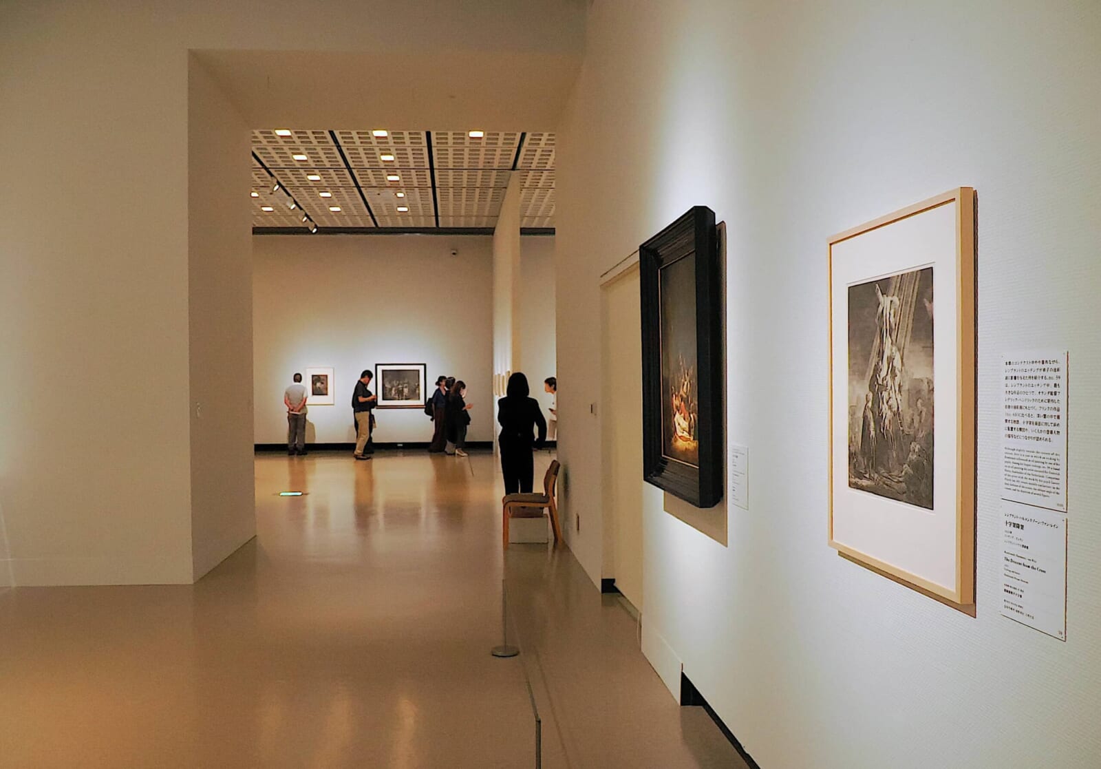 レンブラントのエッチングが並ぶ展示室と来館者