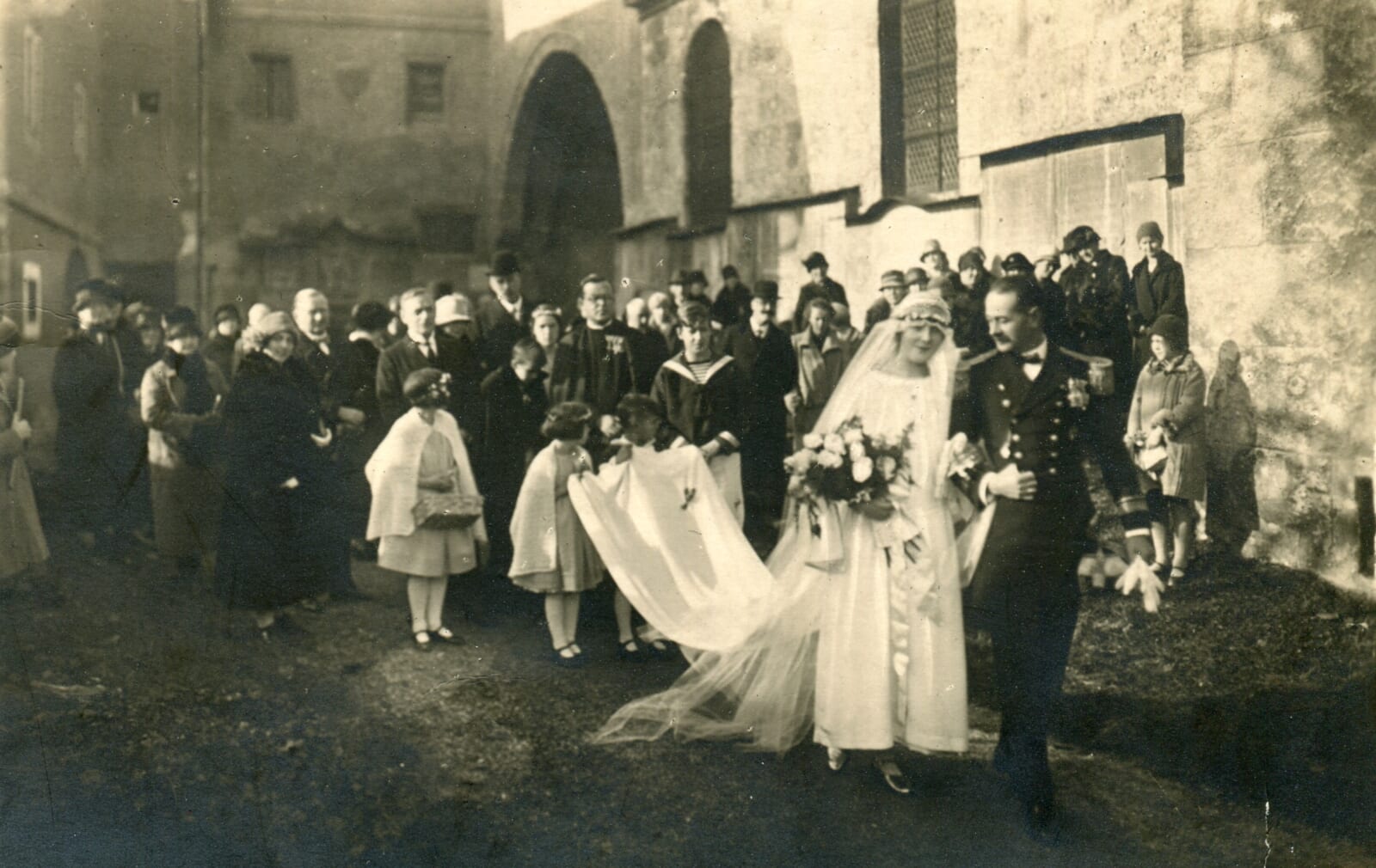 1927年に行われたゲオルク・フォン・トラップとマリアの結婚式写真