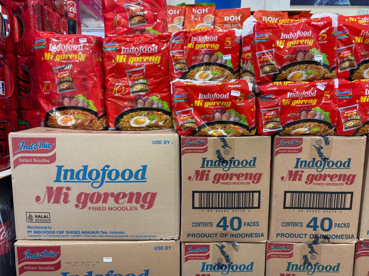 インスタント麺「インドミー・ミゴレン」の箱と袋が積まれた棚