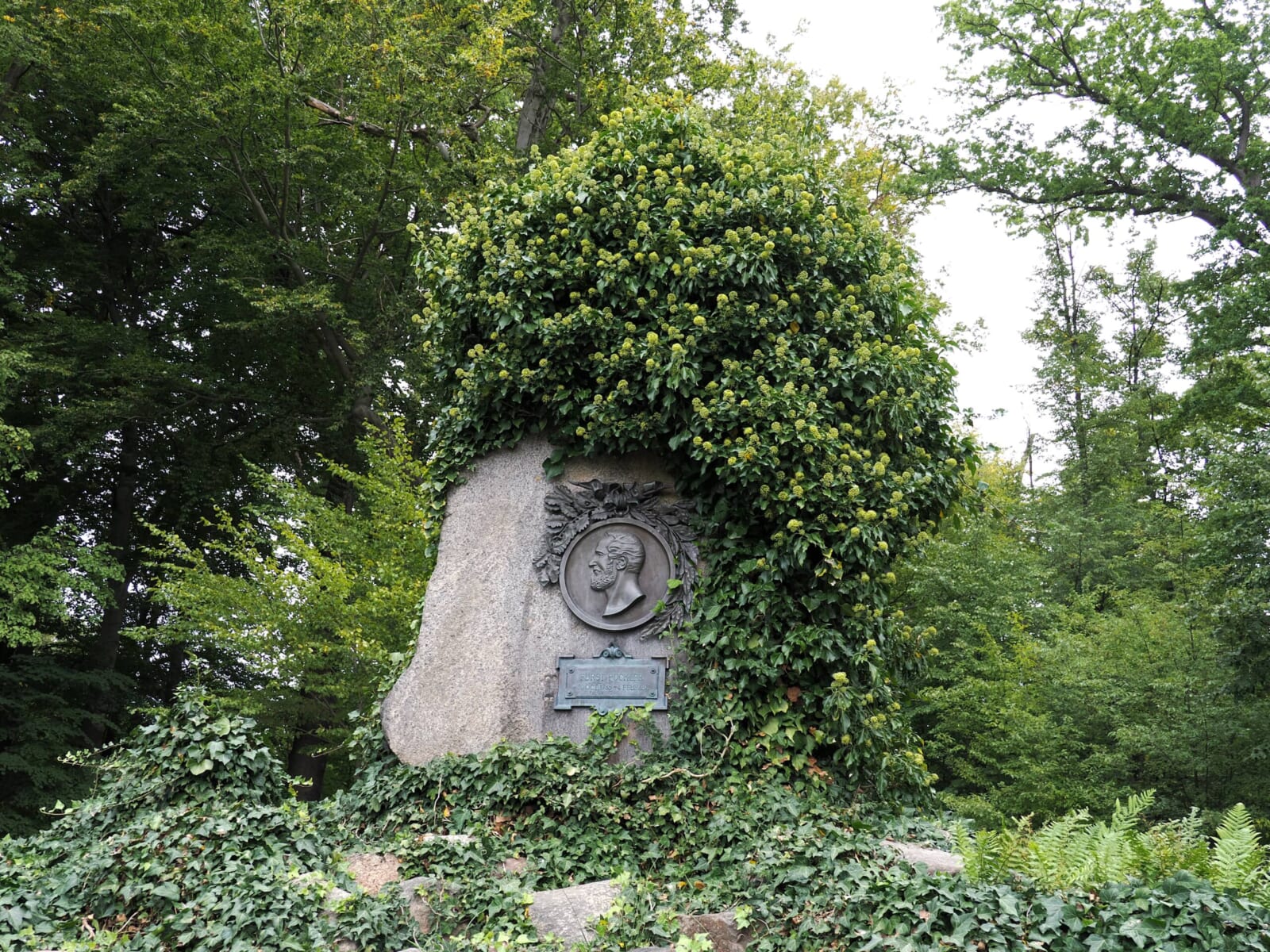 蔦に覆われた花崗岩の記念碑（ブロンズのレリーフ肖像）