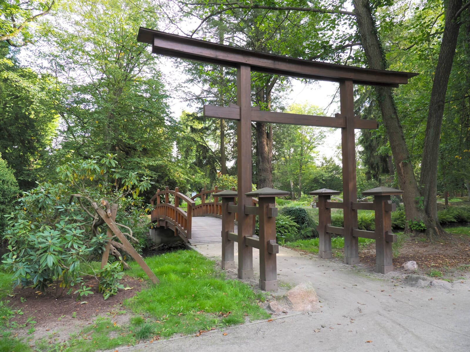 木製鳥居と和風太鼓橋（日本庭園エリア）